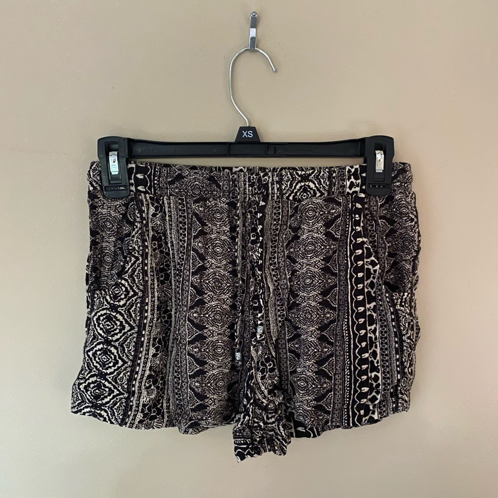 American Eagle B&W Flowy Shorts